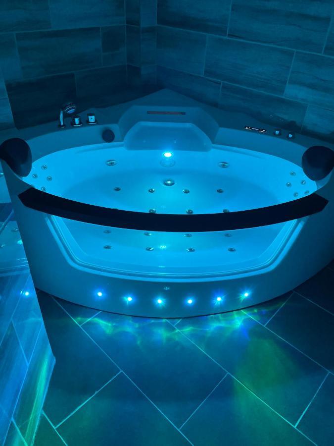 شقة Jacuzzi And Privacy In English Style In The Heart Of The City بودابست المظهر الخارجي الصورة