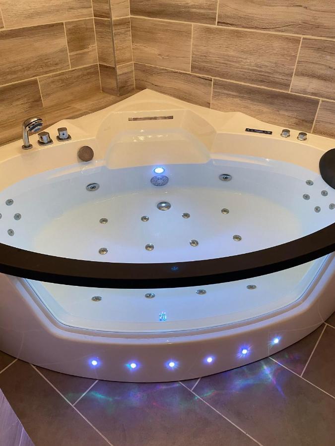 شقة Jacuzzi And Privacy In English Style In The Heart Of The City بودابست المظهر الخارجي الصورة