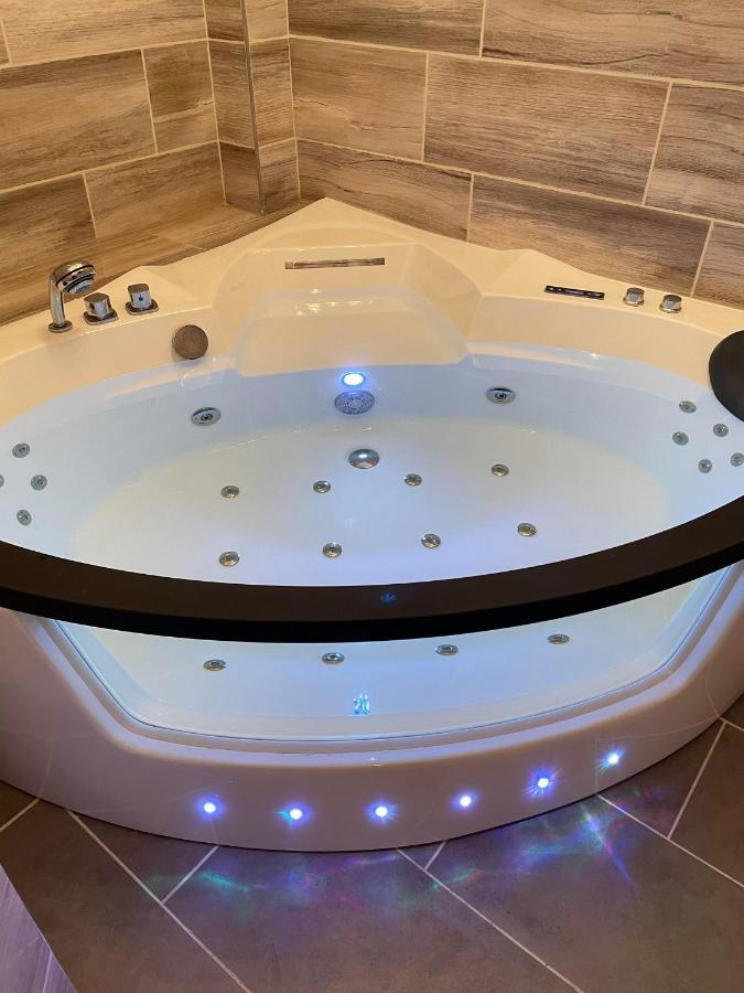 شقة Jacuzzi And Privacy With 2 Balconies And Free Garage بودابست المظهر الخارجي الصورة